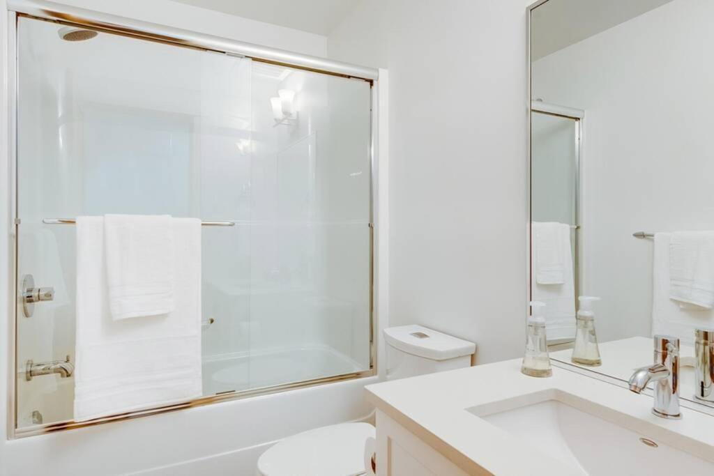 Cedar Hill Sunlit Stay - Bright Spacious & Modern Victoria Extérieur photo