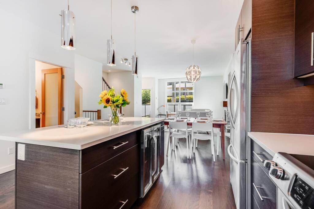 Cedar Hill Sunlit Stay - Bright Spacious & Modern Victoria Extérieur photo