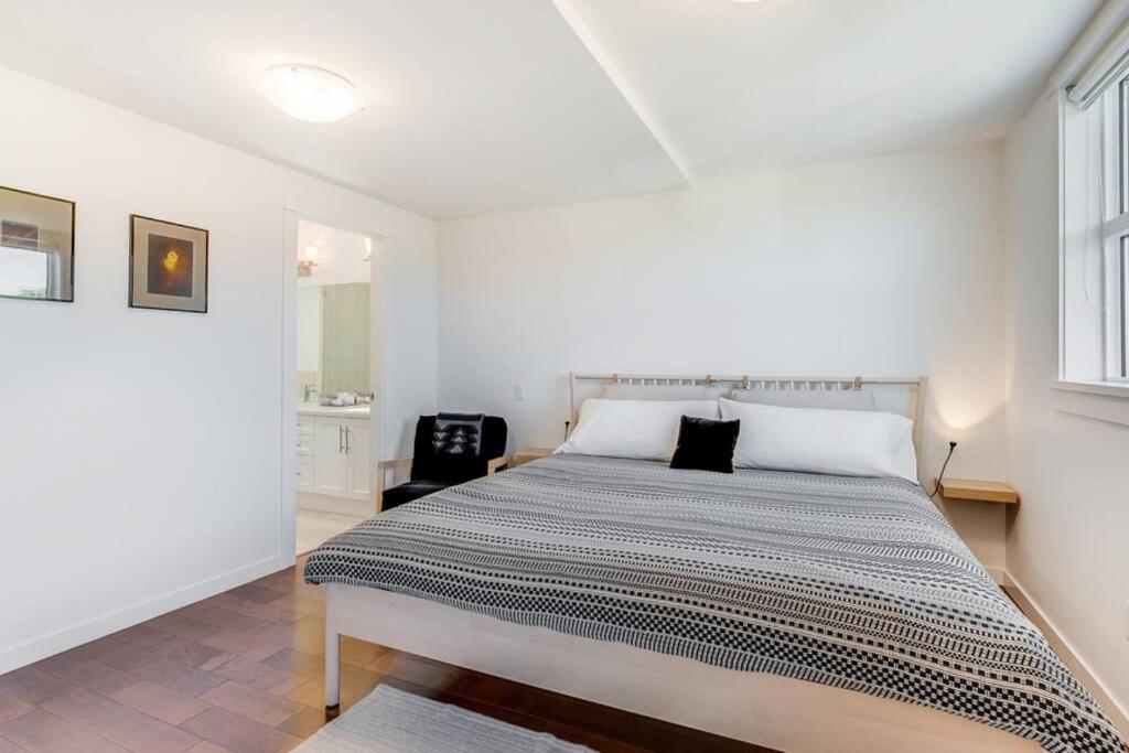Cedar Hill Sunlit Stay - Bright Spacious & Modern Victoria Extérieur photo