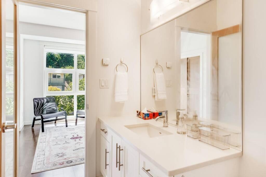 Cedar Hill Sunlit Stay - Bright Spacious & Modern Victoria Extérieur photo