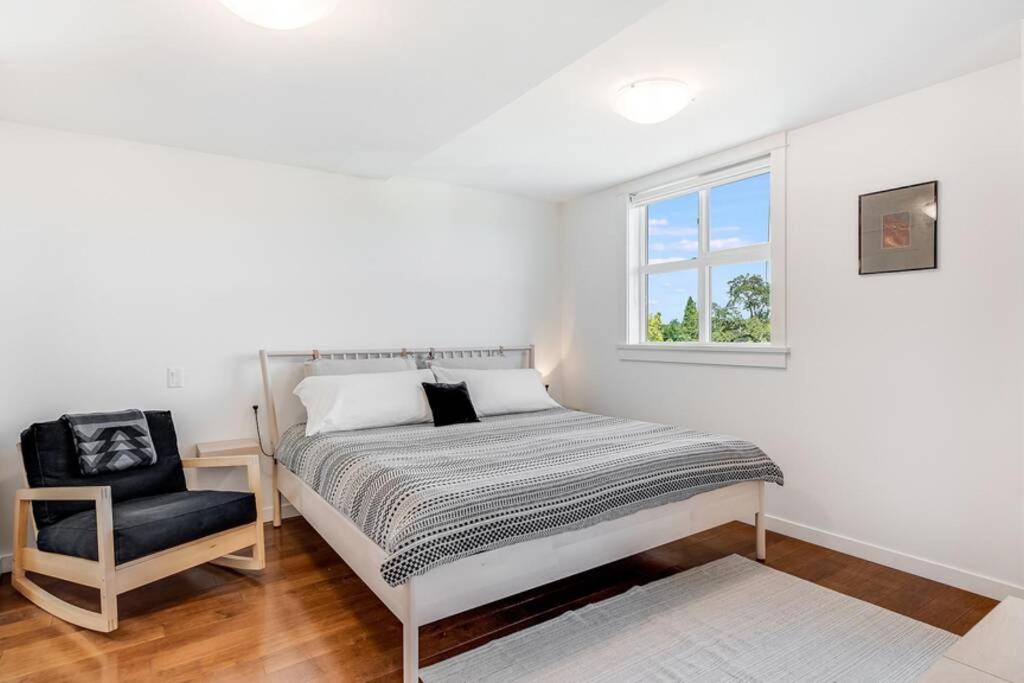 Cedar Hill Sunlit Stay - Bright Spacious & Modern Victoria Extérieur photo