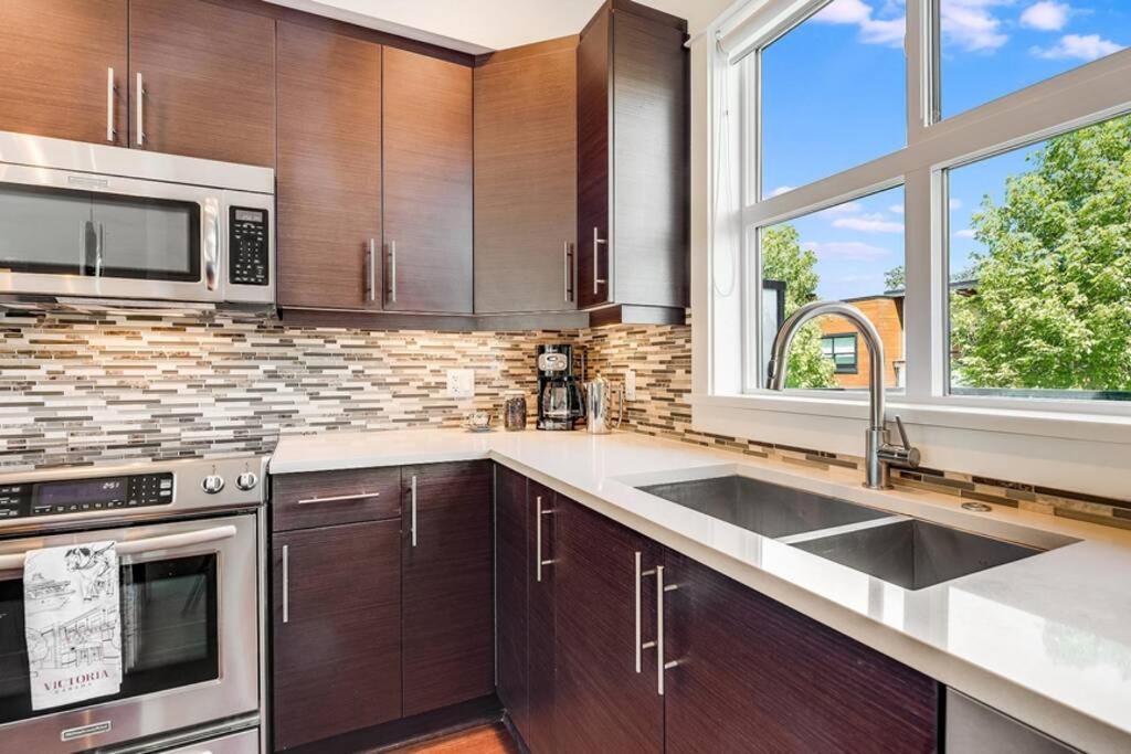 Cedar Hill Sunlit Stay - Bright Spacious & Modern Victoria Extérieur photo