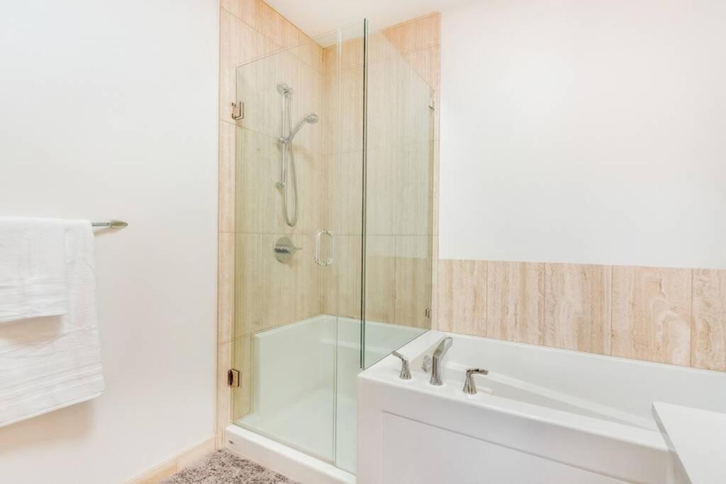 Cedar Hill Sunlit Stay - Bright Spacious & Modern Victoria Extérieur photo