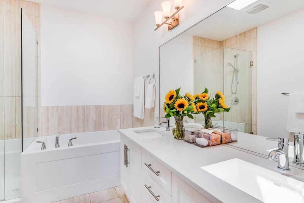 Cedar Hill Sunlit Stay - Bright Spacious & Modern Victoria Extérieur photo